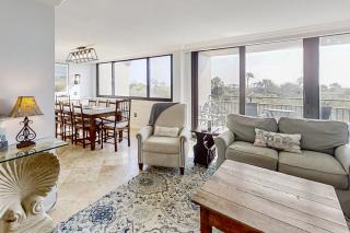 Spacious condo with beach access, balcony, AC & outdoor pool - 4