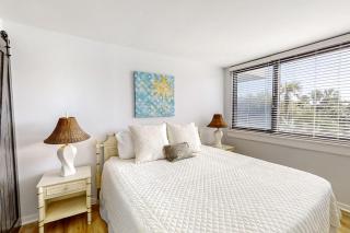 Spacious condo with beach access, balcony, AC & outdoor pool - 2