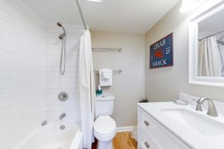 Renovated condo with balcony, lush views, outdoor pool - 6