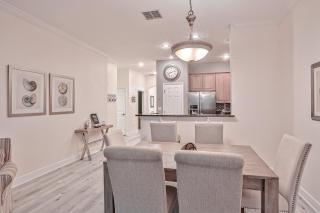 Elegant waterfront condo with central AC, balcony, and shared pools & hot tubs - 5