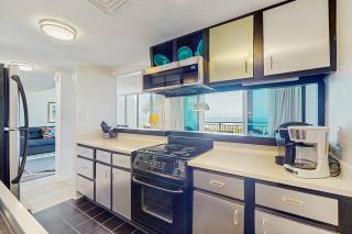 Renovated condo with easy beach access, balcony, pool & spectacular ocean views - 2