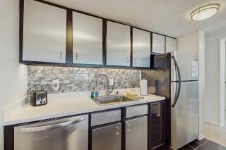 Renovated condo with easy beach access, balcony, pool & spectacular ocean views - 1