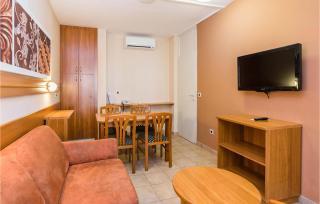1 Bedroom Amazing Apartment In Umag - 9