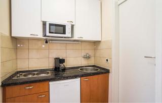 1 Bedroom Amazing Apartment In Umag - 8