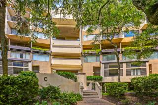 Renovated condo with balcony, lush views, outdoor pool - 7