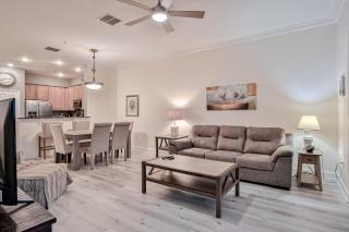 Elegant waterfront condo with central AC, balcony, and shared pools & hot tubs - 8