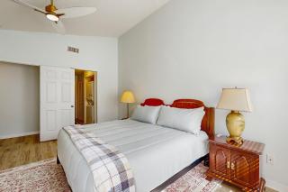 Spacious townhouse with private balcony, waterview, pool and WIFI - 1
