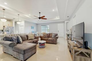 Spacious house with private covered patio, work station, full kitchen and grill - 8
