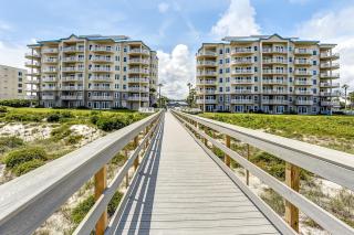 Luxurious oceanfront condo with private balcony, 2 pools, and beach access - 9