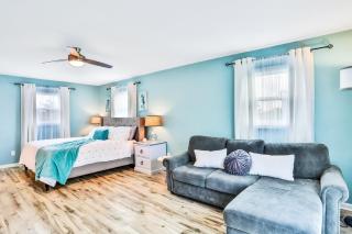 Sunny Upper Level 1 Block from 2 Beaches w/Private Pool, High-Speed Wi-Fi - 5