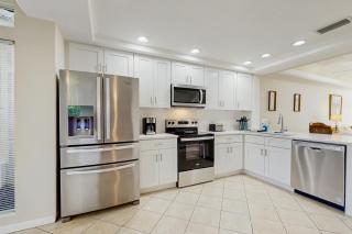 Spacious townhouse with private balcony, waterview, pool and WIFI - 5