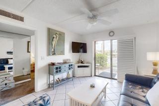 Sunny ground-floor condo w/private patio, W/D, on-site pools, tennis court, BBQ - 4