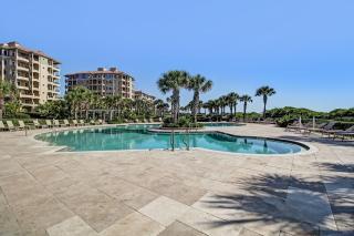 Oceanfront condo with panoramic views, shared pool, and private washer & dryer - 6