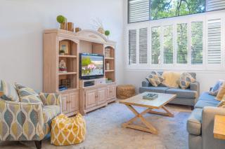 Cozy condo with balcony, garden views and beach access - 6