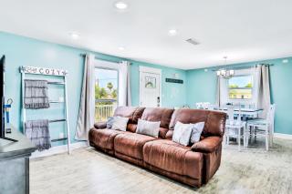 Sunny Upper Level 1 Block from 2 Beaches w/Private Pool, High-Speed Wi-Fi - 9