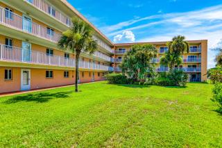 Ocean view condo in beachfront resort with WiFi, central AC, 2 pools, & tennis - 4