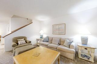 Two-story townhome with fast WiFi & pool - steps from the beach - 9