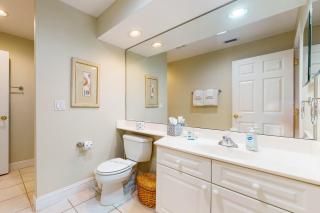 Spacious condo with pool, hot tub and private washer/dryer - 6