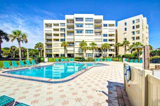 Third-floor oceanfront condo with balcony, W/D, pool & tennis - 0