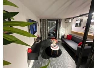 Studio moderne et chaleureux avec escalier design - 4