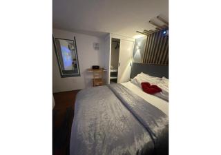 Modern and warm studio with designer staircase - 7