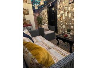 Modern and warm studio with designer staircase - 3