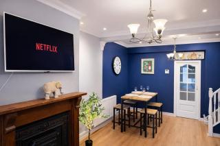 Cozy 2 bedroom house, smart tv in every room,6 beds, free parking, WiFi, brand new, fully equipped, close to A63 and city center - 7