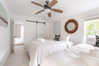 Sunset Villa- 3 Bedroom 2 Bathroom -6 Beds - 8