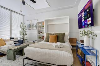Indigo Cove Modern Studio near Historic Uptown - 1