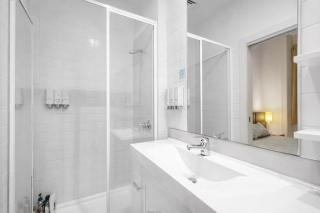 Bank Place Hotel Standard Room 4m Ceiling Height Queen Bed Washing Machine Preferred for Business Travel - 5