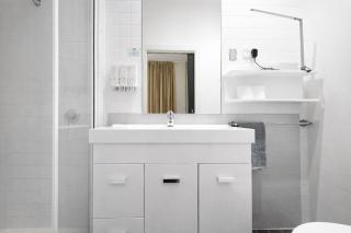 Bank Place Hotel Standard Room 4m Ceiling Height Queen Bed Washing Machine Preferred for Business Travel - 1