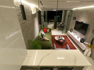 GITILounge Pyramids View Hot Tub - 9