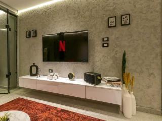 GITILounge Pyramids View Hot Tub - 4