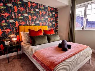 WOW! 4-Bed Home Newly Renovated! Great Location! Near to Poole, Bournemouth, Sandbanks & Lighthouse Theatre - 0