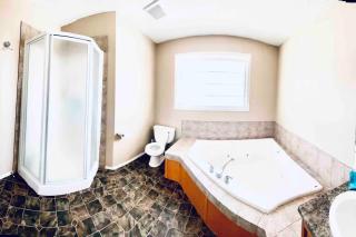 3 BDRM Spacious Luxury Retreat with Hottub Seclusion - 4