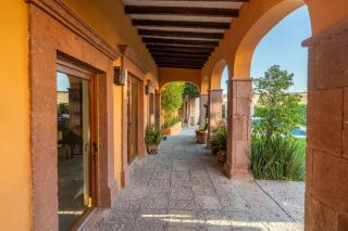 Angelic 2BR Nest - Pool & Hot Tub - Gated Village - 1