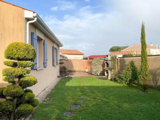 Belle Villa Moderne 3 Chambres - Proche Mer - Jardin et Parking - FR-1-705-30 - 0