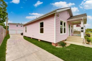 Flamingos on 45th - Carriage House - Cute and Cozy - 1