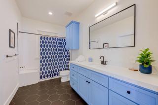 ✬ Shades of Blue ✬ - King beds ♛ on East End - 9