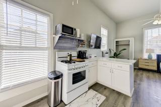 Beauty on Ball -Studio 3- King Bed, Great Location - 8