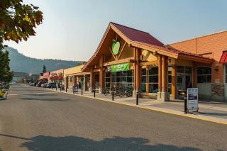 Queen bedroom suite with private bathroom and independent entrance - 5