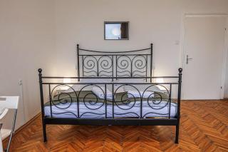 Modern 2BR Vienna Apartment Top Location & WiFi - 0