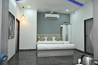 Hotel Shree Niwas Inn Near Airport - 1