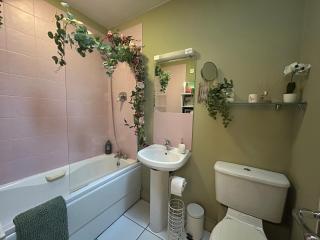 Bright 2BDR Split Level Apt Near Phoenix Park - 5