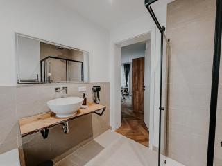 Exclusive penthouse apartment 5 with balcony & parking - 1