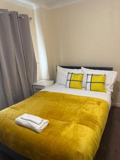 Modern 5-Bed All En-Suite Home - 7