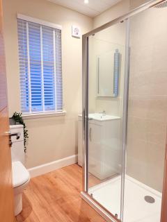 Bright and spacious 2 bedroom flat - 8