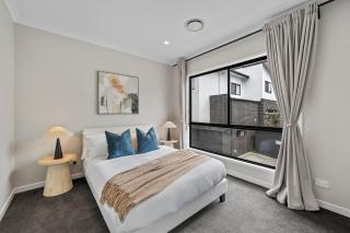 Group Stay Showroom Home - High End Luxury Sleeps 10 - Parking - 8