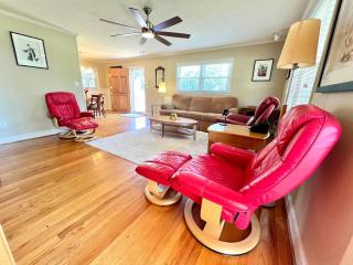 Secluded Farmhouse Retreat - Groups & Pets Okay! - 8