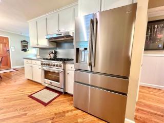 Secluded Farmhouse Retreat - Groups & Pets Okay! - 5